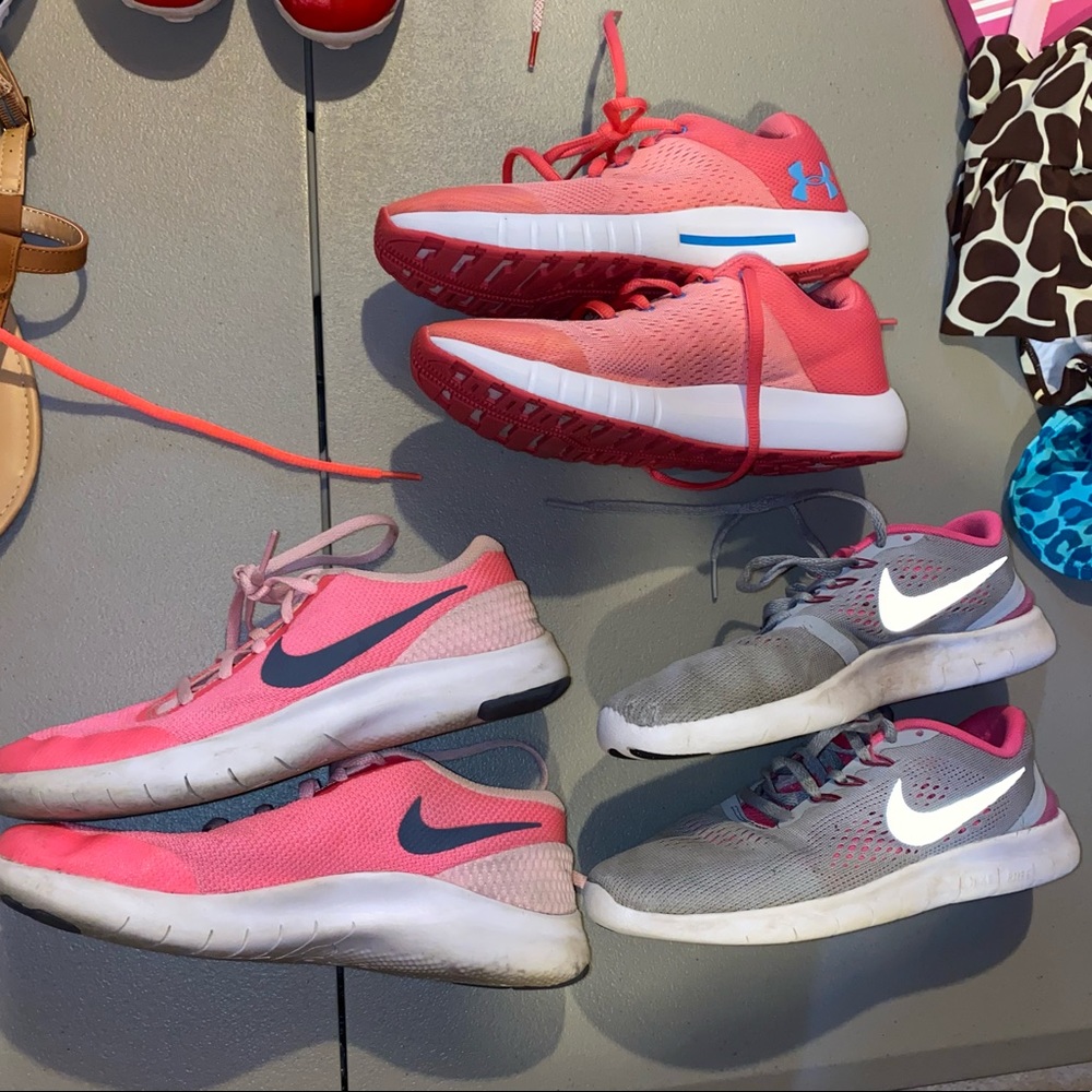 Girls athletic shoes size 5 Nike under Armour